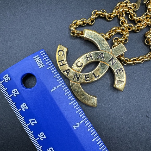 24K gold plated Chanel vintage pendant necklace with the large CC charm - Picture 7 of 8